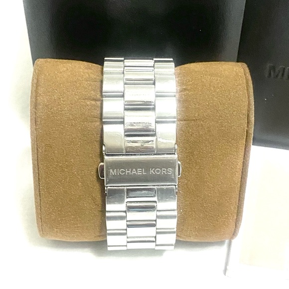 MICHAEL KORS “OVERSIZED RUNWAY” MK8026 SILVER WATCH - Picture 7 of 12